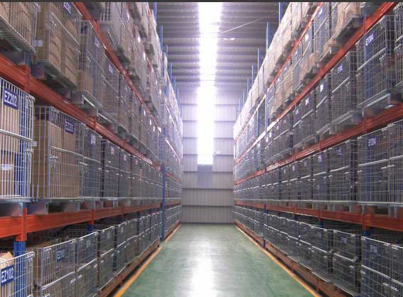 Wire mesh pallet containers for bulk material handling